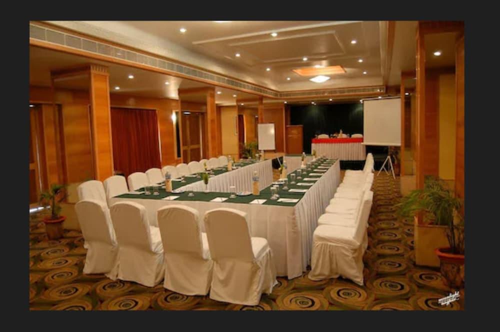 The Pride Hotel, Nagpur Buitenkant foto