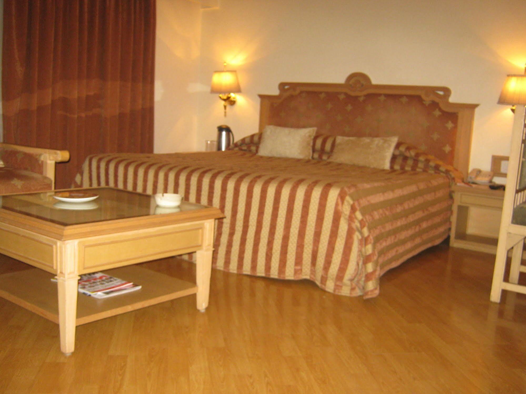 The Pride Hotel, Nagpur Buitenkant foto